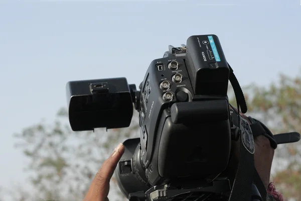 Indiska filmare använder videokamera skjuta en händelse — Stockfoto