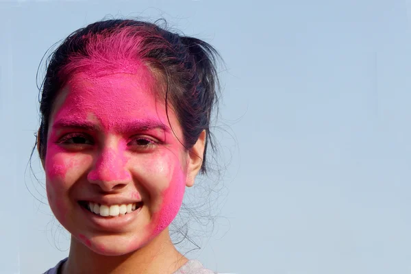 Retrato de una mujer india con la cara cubierta de polvo de color durante la celebración —  Fotos de Stock