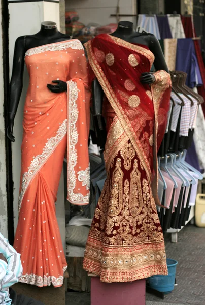 Maniquí vestido con vestido de moda india en frente de la tienda al por menor —  Fotos de Stock