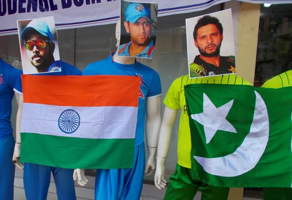Schaufensterpuppen in indischer und pakistanischer Cricket-Kleidung vor einem Einzelhandelsgeschäft — Stockfoto