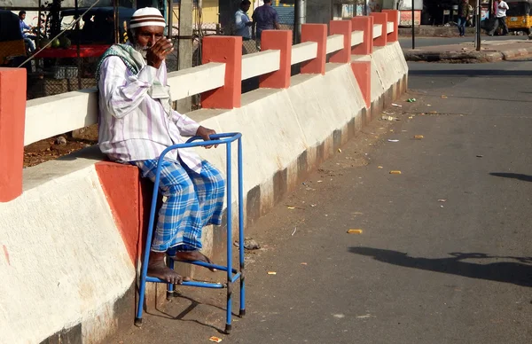 Indian senior physically challenged man seeking help / alms on a busy road — Stock Photo, Image