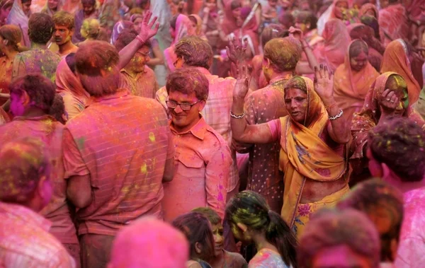 Hindusi obchodzić Holi Festiwal — Zdjęcie stockowe