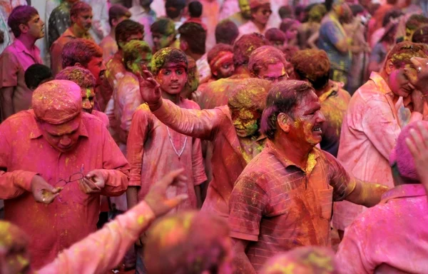 Hindusi obchodzić Holi Festiwal — Zdjęcie stockowe