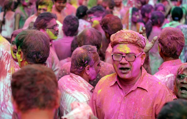 Hindusi obchodzić Holi Festiwal — Zdjęcie stockowe