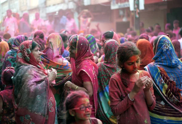 Hindúes celebran festival Holi —  Fotos de Stock