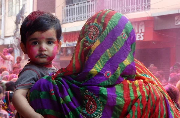 Hinduisk kvinna fira Holi festival — Stockfoto