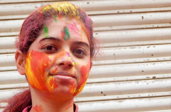 Retrato de mujer hindú celebrando el Festival de Hloli — Foto de Stock