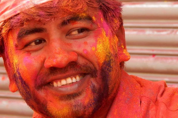 Retrato del hombre hindú celebrando el Festival de Hloli — Foto de Stock