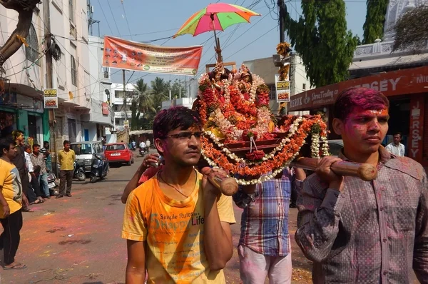 Hinduiska män fira Holi festivalen tar idoler i processionen sjunga religiösa sånger som tradition — Stockfoto