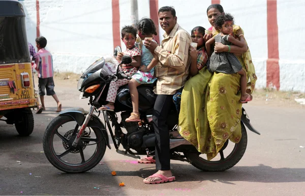 Motor bisikletçi sürücü toplam altı üye ile güvenli olmayan 