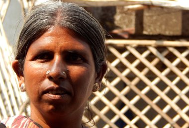 Zavallı Hintli kadın yardım arayan closeup portresi