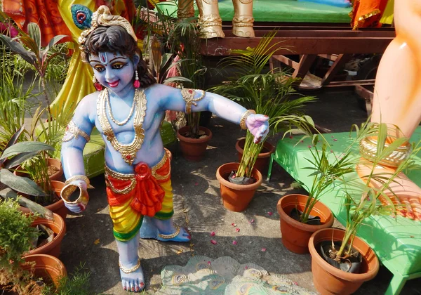 Gros plan du Dieu hindou Krishna dans un temple temporaire à l'extérieur — Photo