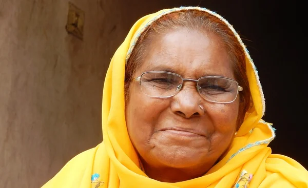 Närbild porträtt av fattiga indiska kvinnan söker hjälp — Stockfoto