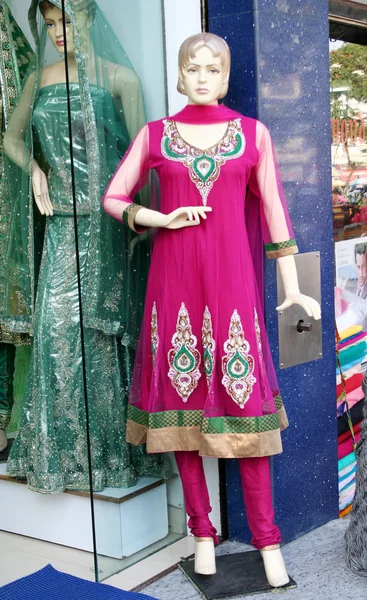 Manequins vestidos com o mais recente vestido de moda indiana — Fotografia de Stock