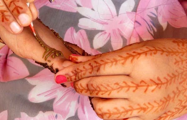 Henna temporary tattoo on woman's hand — Stock Photo, Image