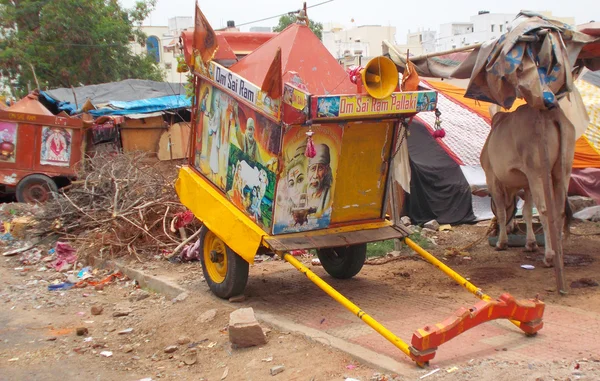 İnsanlar arabaları süslemeleri ve Tanrı'nın adını Beg para için Araçlar mobil Tapınağı hizmeti çalışması — Stok fotoğraf