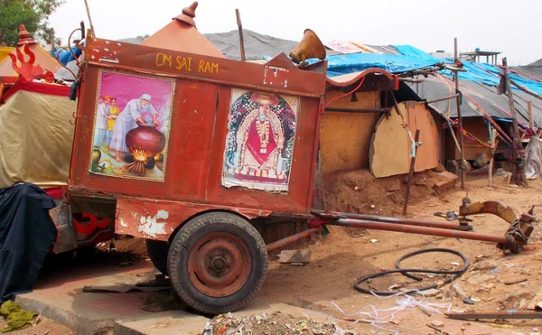 La gente decora carros y vehículos Servicio de Templo Móvil trabaja para pedir dinero en nombre de Dios — Foto de Stock