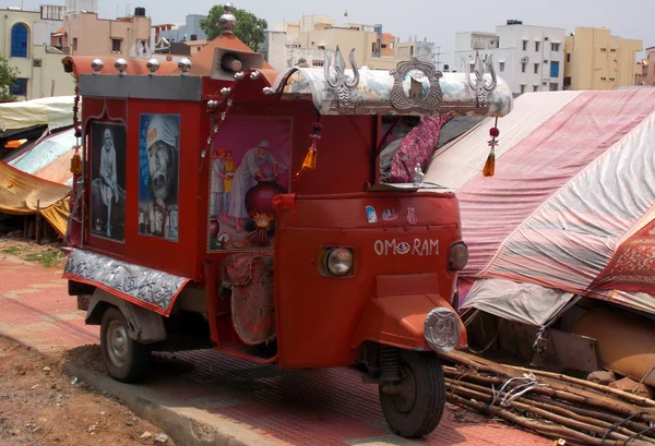 People decorate carts and vehicles Mobile Temple Service work to Beg money in name of God — Stock Photo, Image