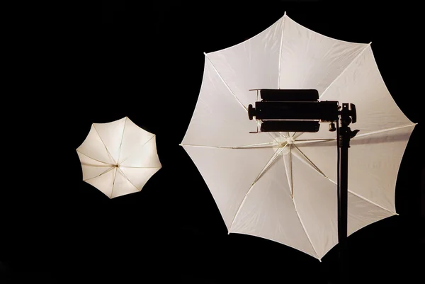 Fotografické Studio flash světlo a deštník — Stock fotografie