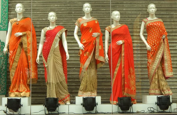 Figuríny oblečené v nejnovější indický módní šaty ssareed pro ženy — Stock fotografie