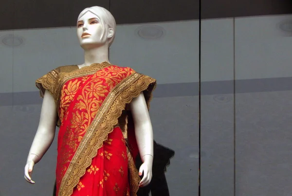 Schaufensterpuppen in der neuesten indischen Mode Kleid für Frauen sarees — Stockfoto