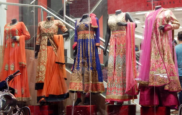 Maniquíes vestidos con el último vestido de moda india para las mujeres — Foto de Stock