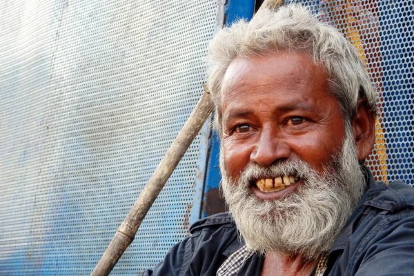 Porträtt av äldre hemlös fattiga indiska man — Stockfoto