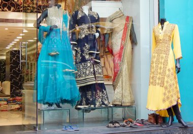 Kadınlar için son Hint moda elbise giymiş mankenler 