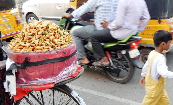 Vendedor ambulante indio vende comida callejera popular Samosa —  Fotos de Stock