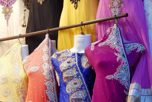 女性のための最新のインドのファッション ドレスに身を包んだマネキン — ストック写真