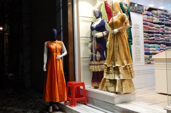 Maniquíes vestidos con el último vestido de moda india para las mujeres —  Fotos de Stock