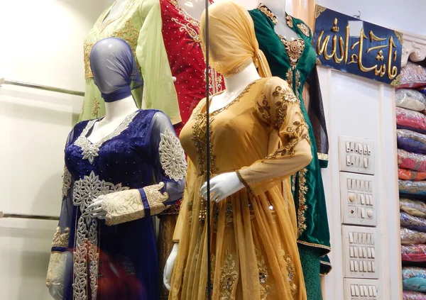 Maniquíes vestidos con el último vestido de moda india para las mujeres — Foto de Stock