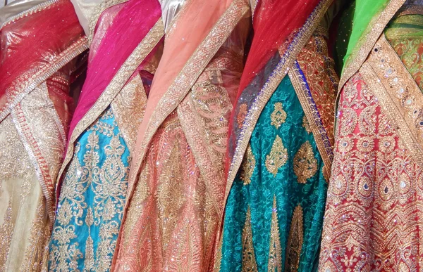 Maniquíes vestidos en la última moda india vestido medio sarees para las mujeres —  Fotos de Stock