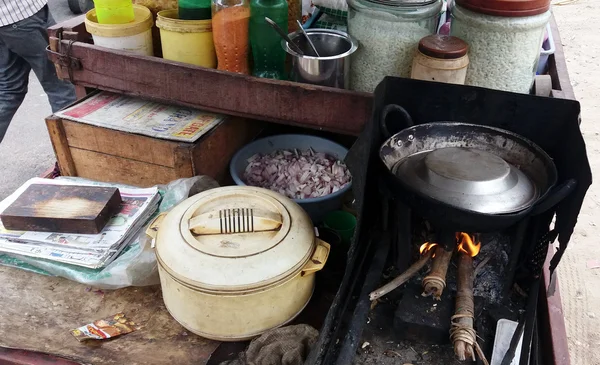 पुश कार्टवर भारतीय रस्त्यावर अन्न — स्टॉक फोटो, इमेज