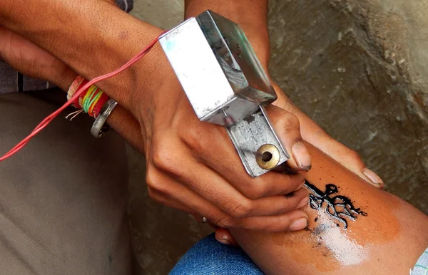 Ινδός Αρσενικό Πάρει Χέρι Τατουάζ Εξωτερικούς Χώρους Πλευρά Του Δρόμου — Φωτογραφία Αρχείου
