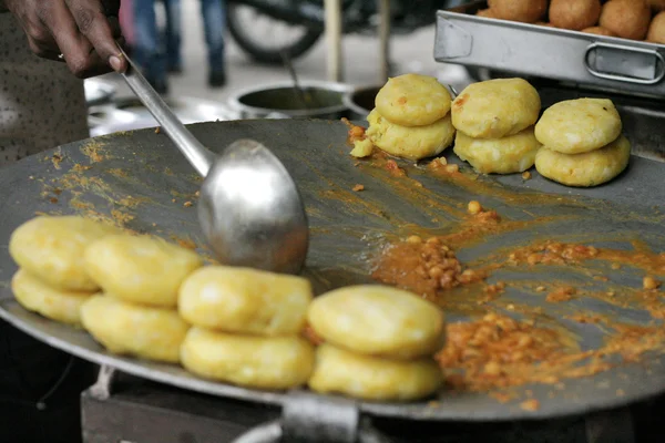 Närbild Indiska Street Food Vendor Gör Chaat Med Vegetariska Kotletter — Stockfoto