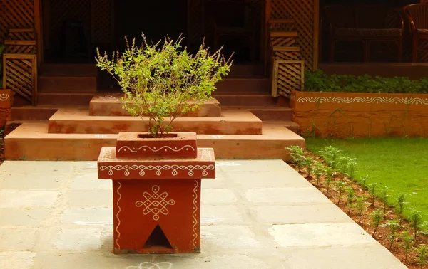 Hindistan 'da bir Hindu evinin önünde saksı içinde Tulasi bitkisi.                              
