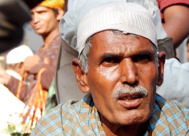 Üst düzey Hintli yalvarıyor