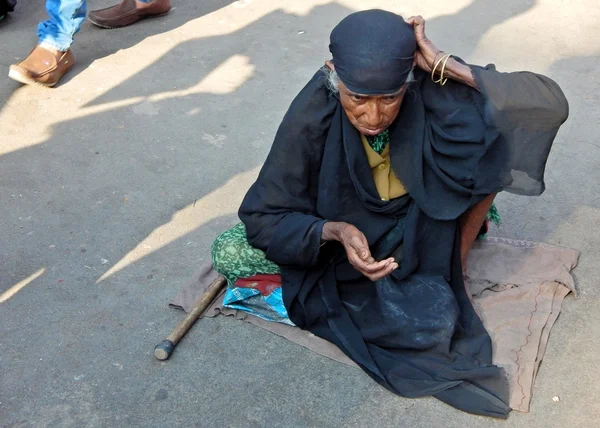 Hintli kadın kıdemli yalvarıyor — Stok fotoğraf
