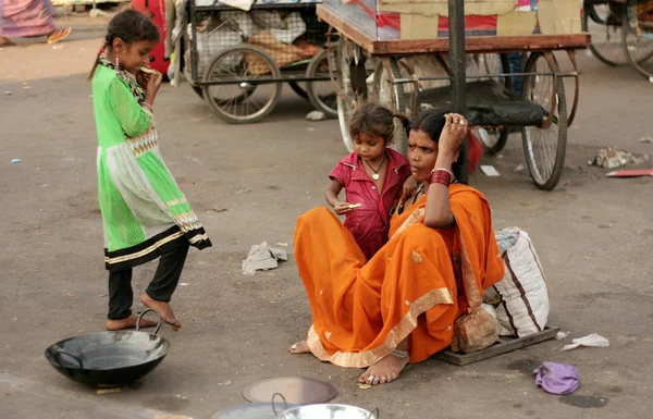 Indianerin verkauft Pfannen in einer belebten Straße — Stockfoto