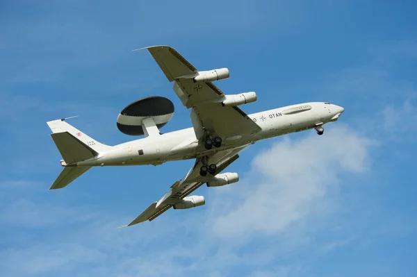 Wojskowych sił powietrznych latający radaru Awacs jet samolot — Zdjęcie stockowe