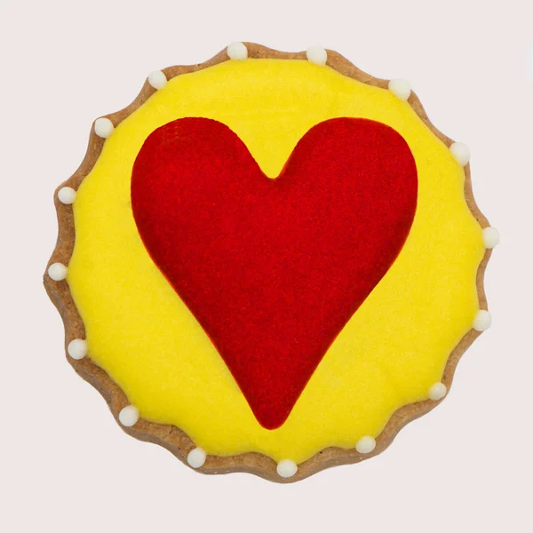 Biscotto di pan di zenzero con un cuore rosso — Foto Stock