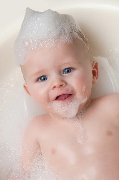 Entzückendes Baby in der Badewanne Stockbild