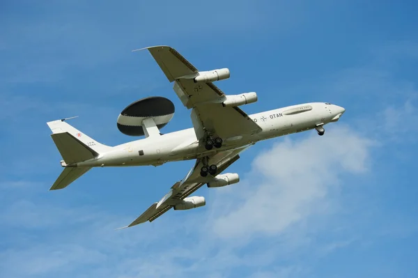 Militära flygvapnet flygande radar Awacs jet flygplan Royaltyfria Stockfoton