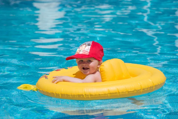 Babyboy in piscina Immagini Stock Royalty Free