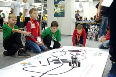 Çocuklar 2014 Dünya Robot Olimpiyatları 'nda robot yapıyorlar.