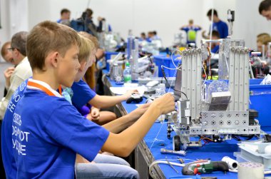 Çocuklar 2014 Dünya Robot Olimpiyatları 'nda robot yapıyorlar.