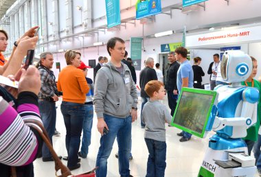 Çocuklar 2014 Dünya Robot Olimpiyatları 'nda robot yapıyorlar.