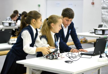 Çocuklar 2014 Dünya Robot Olimpiyatları 'nda robot yapıyorlar.