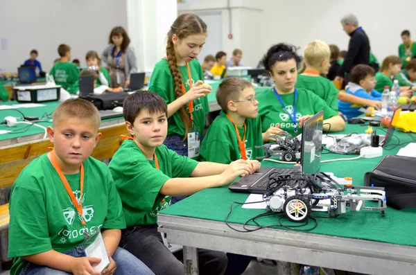 Des enfants font des robots à l'Olympiade mondiale de robotique Russie 2014 — Photo